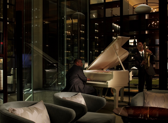 パレスホテルで生演奏しているミュージシャンのイメージ