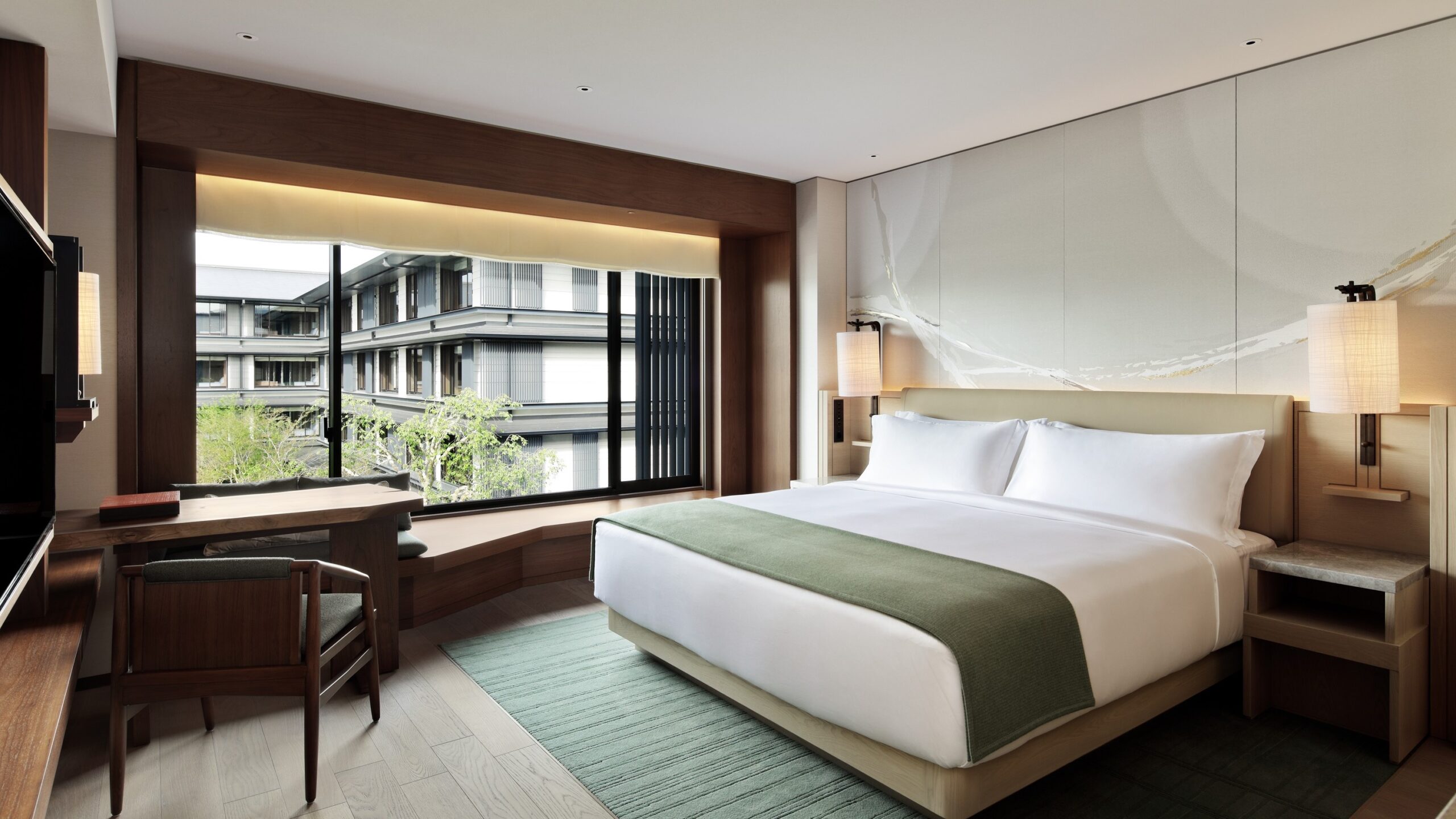 HOTEL THE MITSUI KYOTOの庭園を望む落ち着いた客室