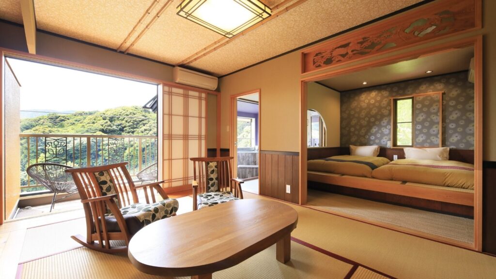花の風（今井浜温泉）の海を望む和室とツインベッド