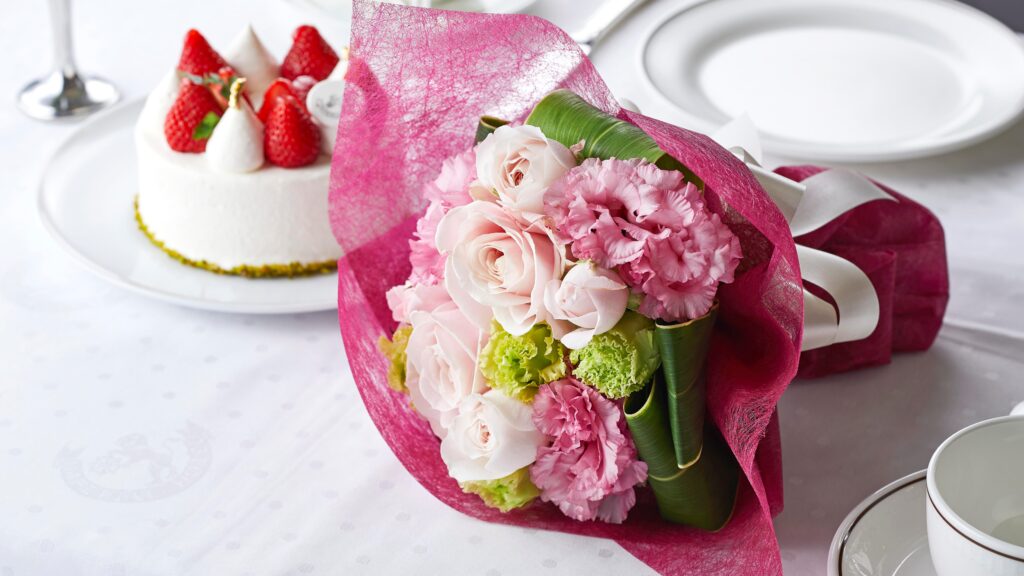 帝国ホテル東京の記念日のケーキと花束
