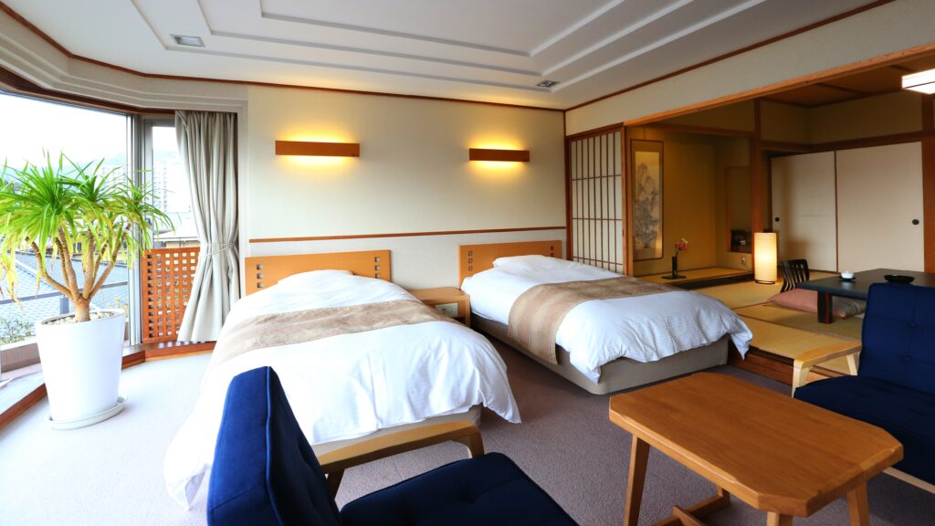 上諏訪温泉 ホテル鷺乃湯の諏訪湖を望む広々和洋室（ベッド付き）