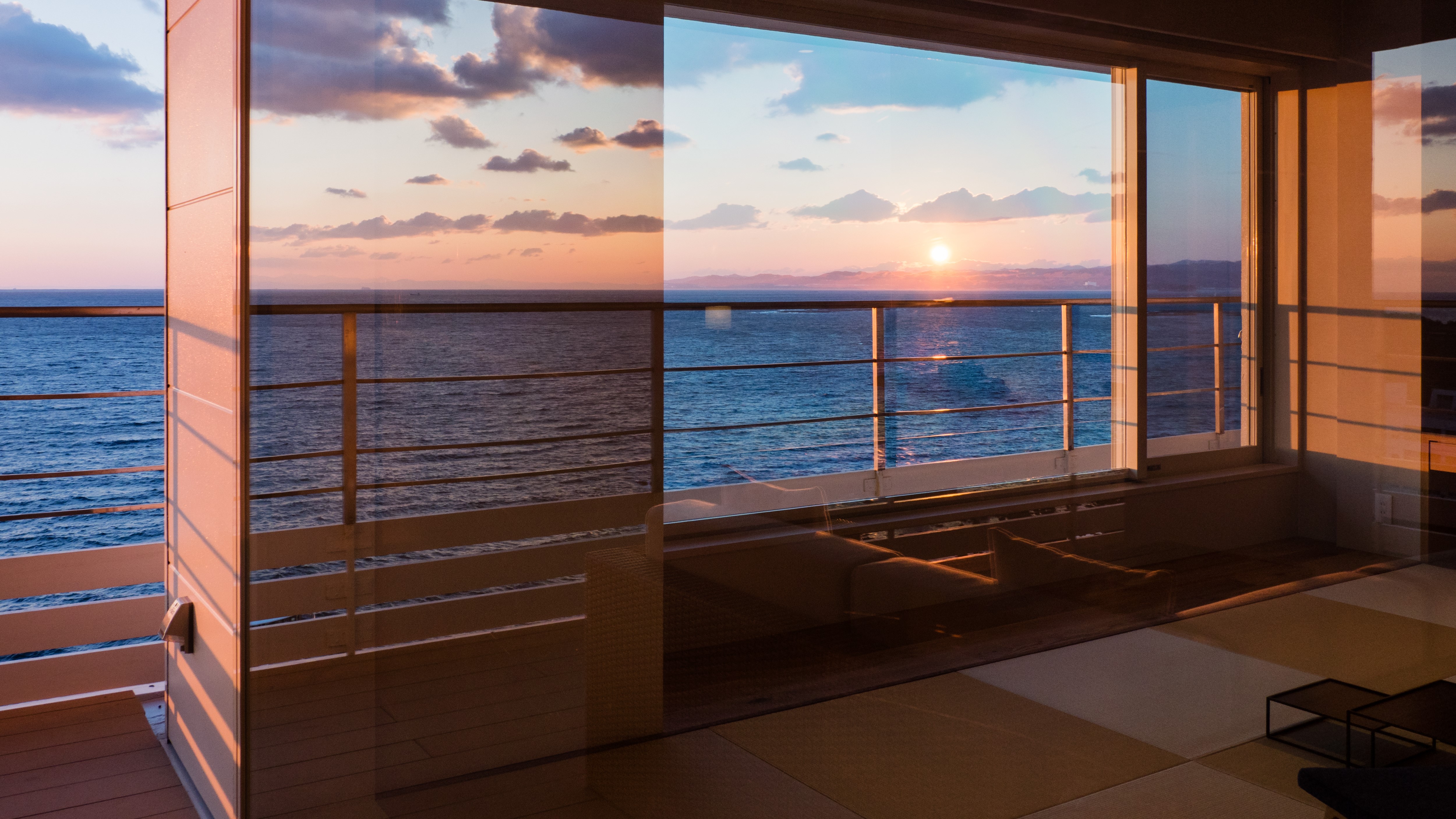 ホテルシーモアの客室から望む白浜の夕日と海
