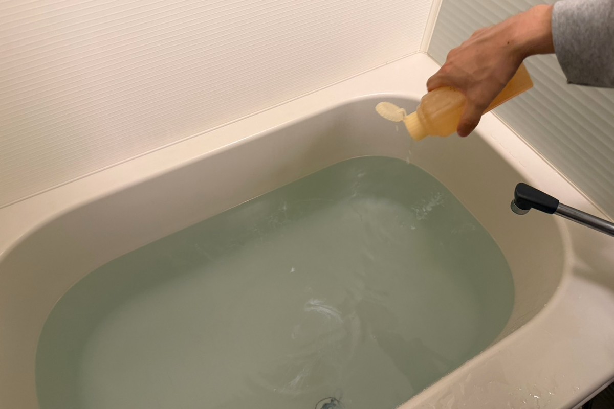 アユーラ ナイトリートバスを湯船に注ぐ様子と乳白色のお湯
