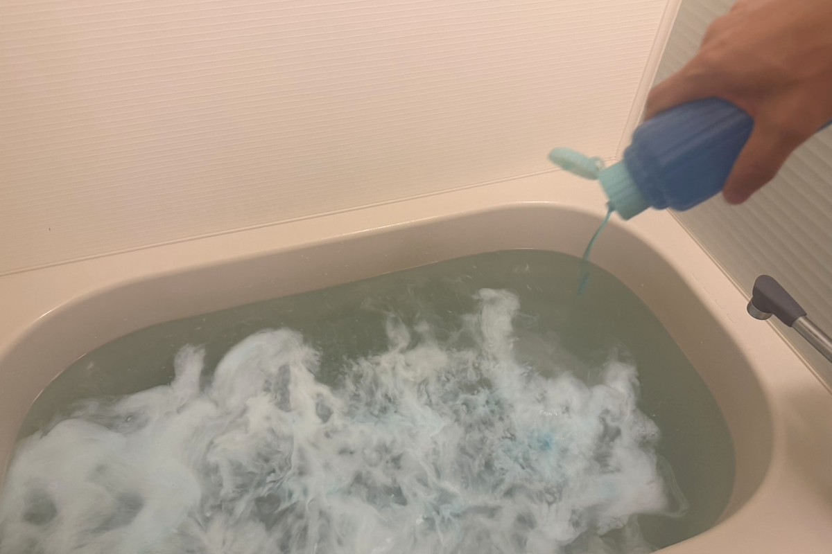 メディテーションバス香涼みを入れた青みがかった乳白色のお湯