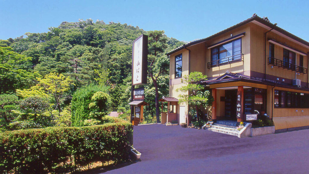 渓流沿いに建つ湯の宿 山ばと(四万温泉)の外観