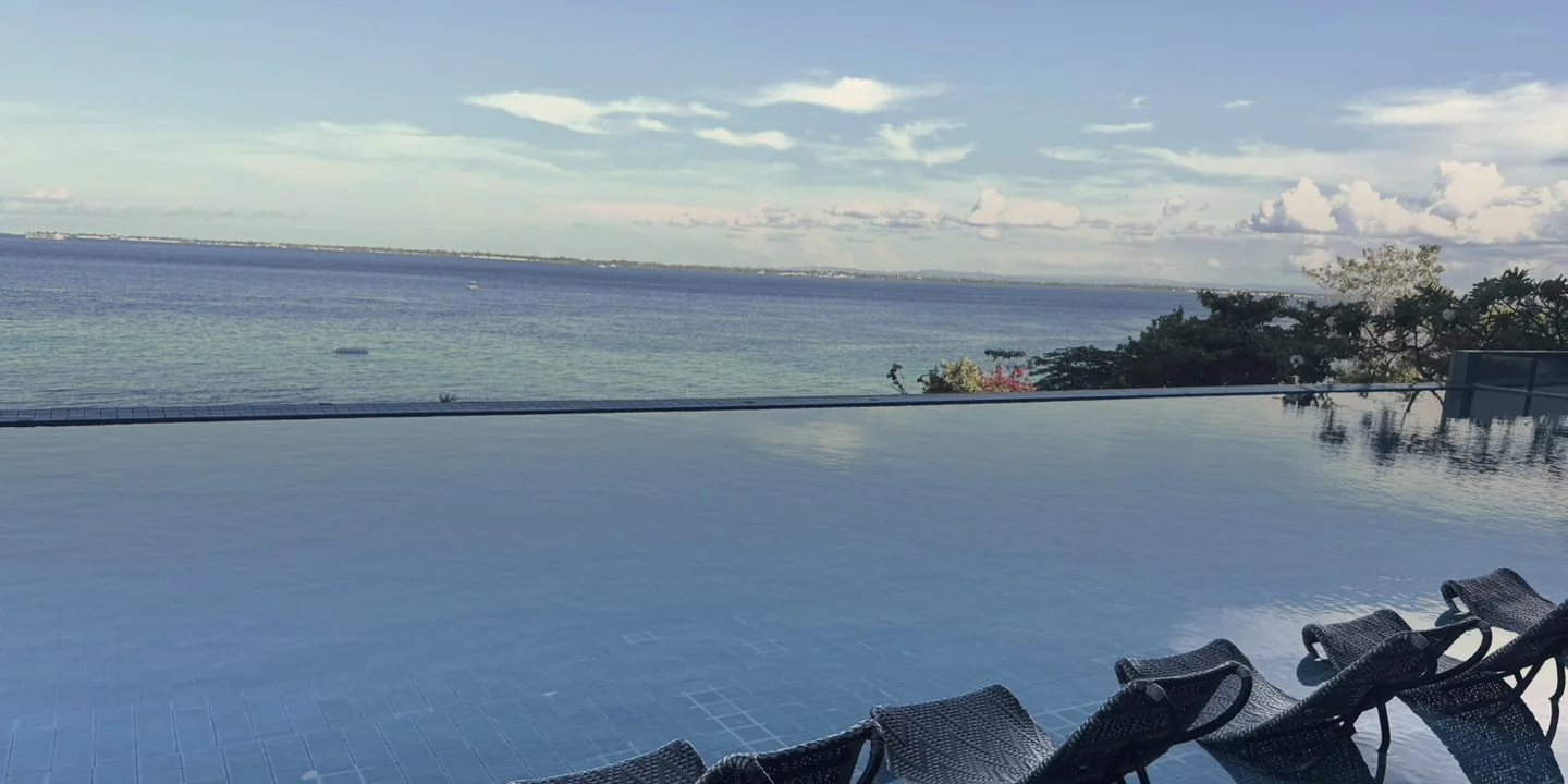 海を望むインフィニティプールと水平線