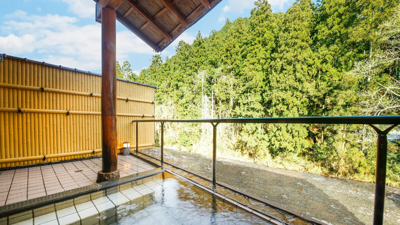 京都美山 枕川楼の美山川のせせらぎを聴く露天風呂