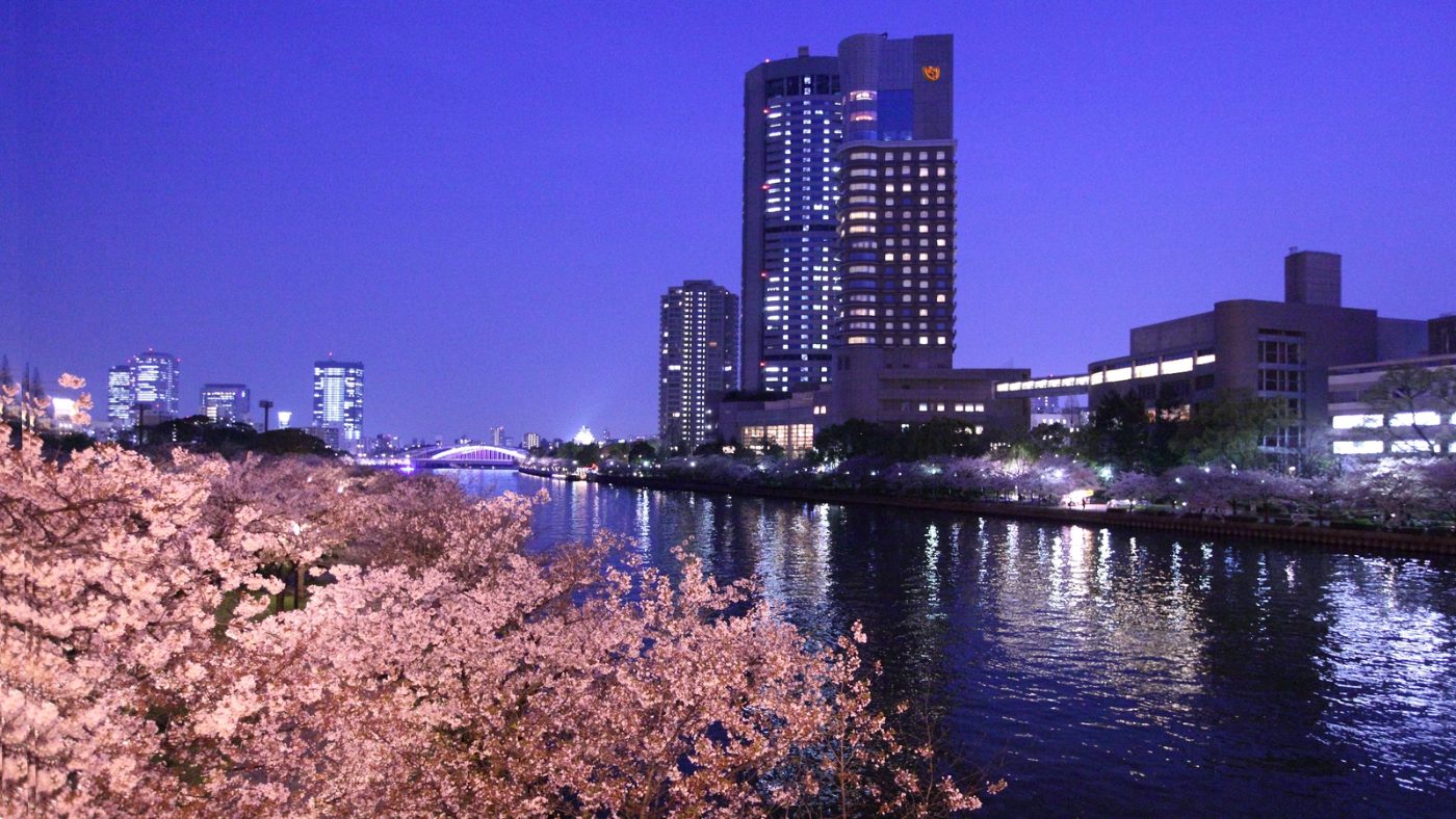 大川沿いに建つ帝国ホテル大阪の外観と桜