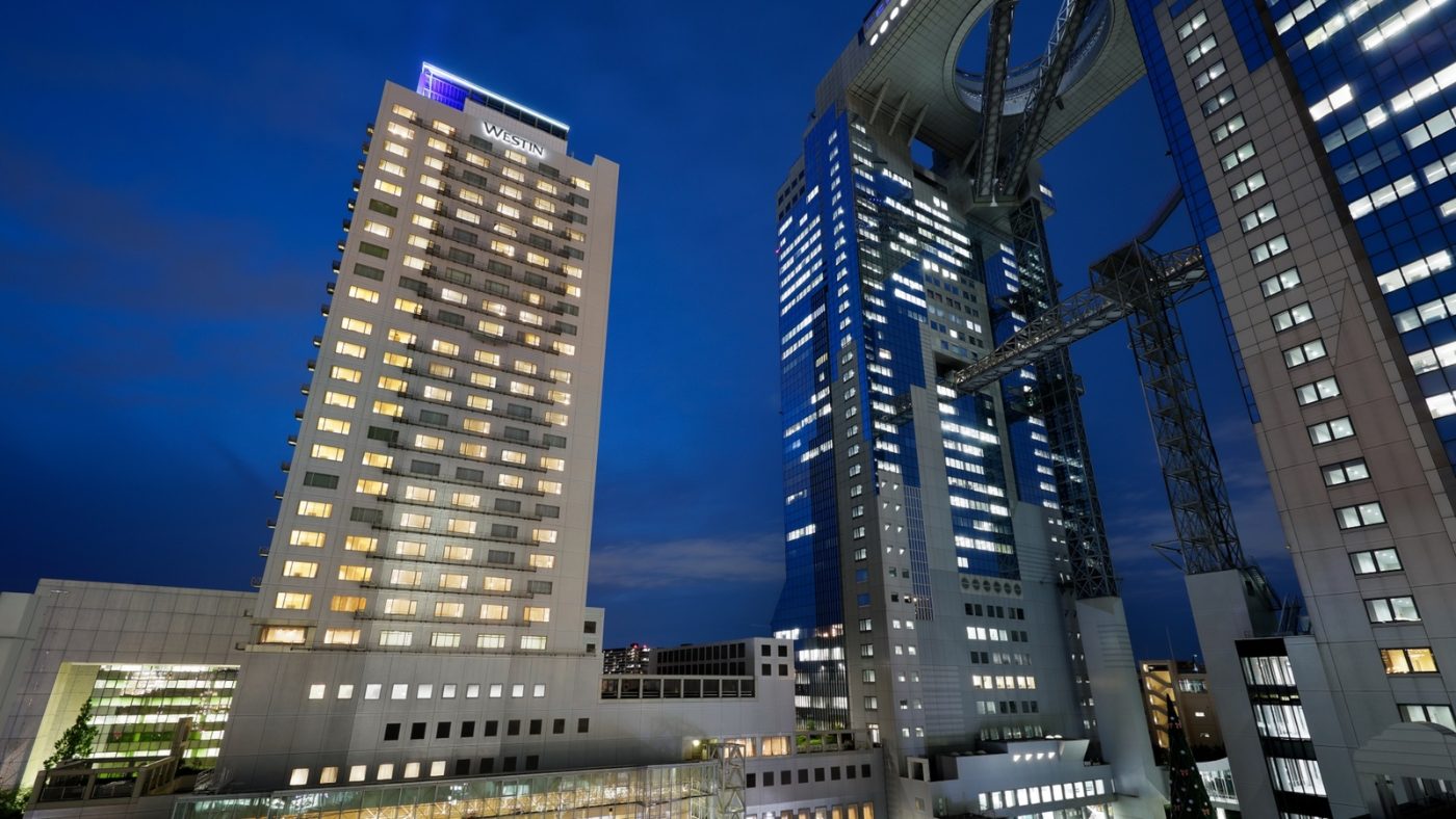 夜のウェスティンホテル大阪の外観