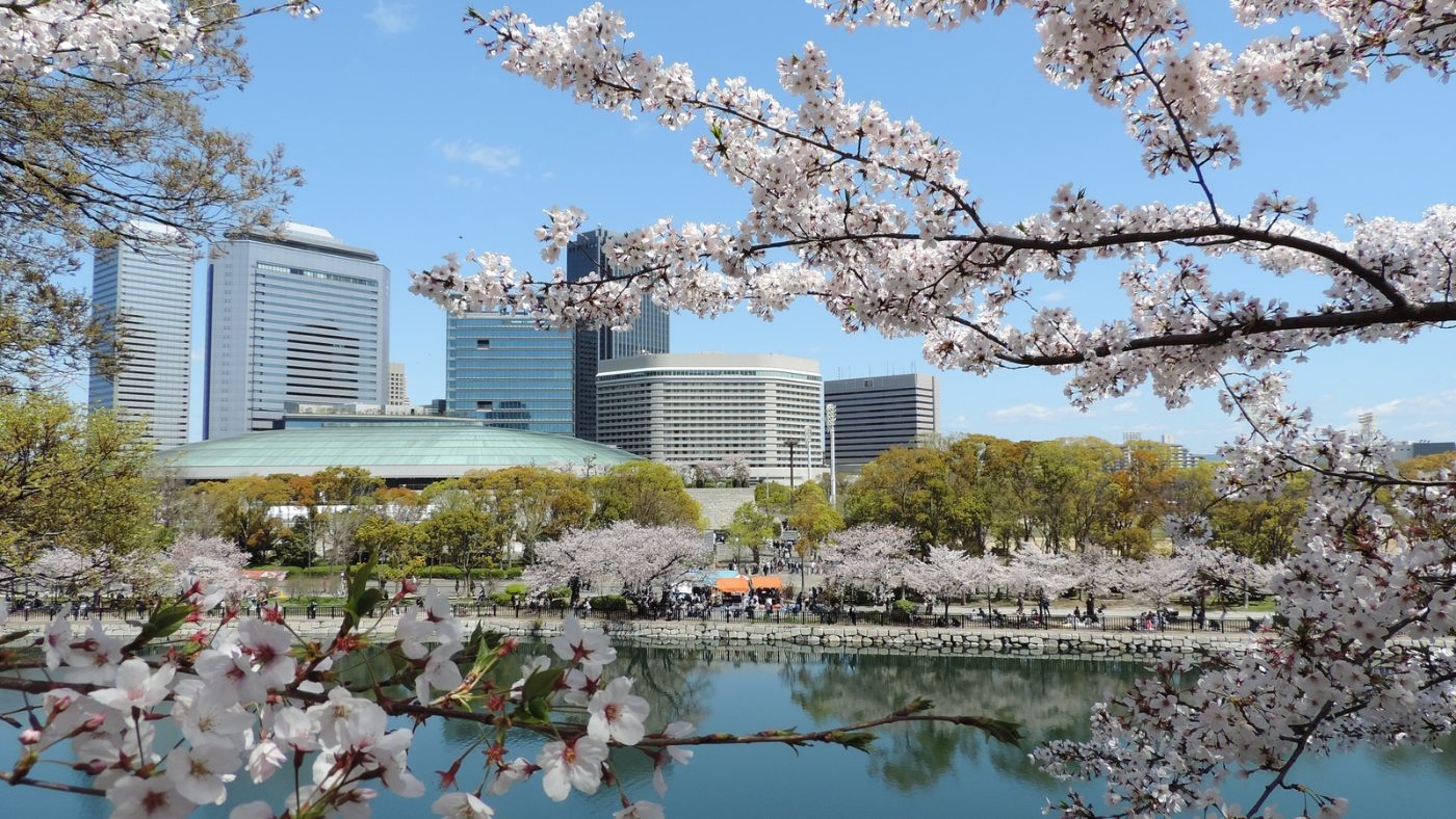 桜の咲くホテルニューオータニ大阪の外観