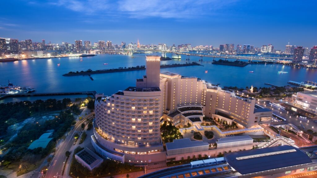 ヒルトン東京お台場の外観と東京湾