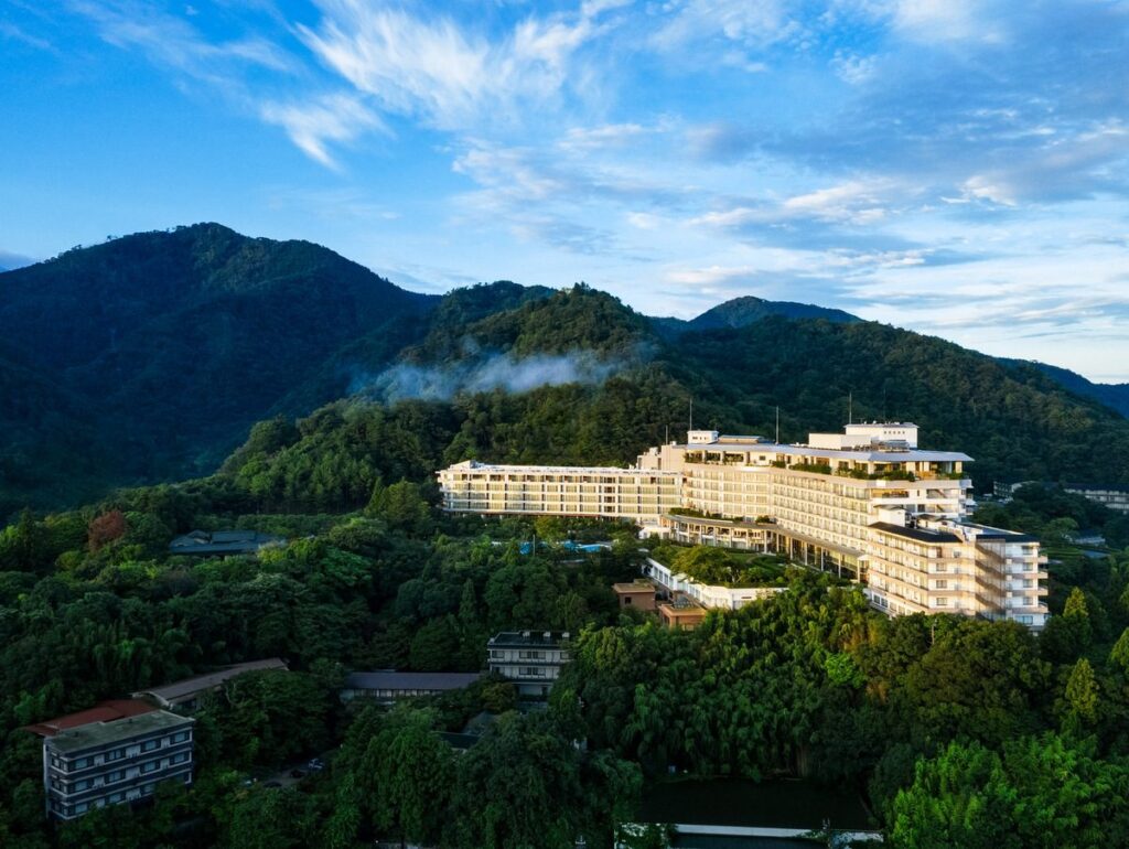 山あいに建つ有馬グランドホテルの外観