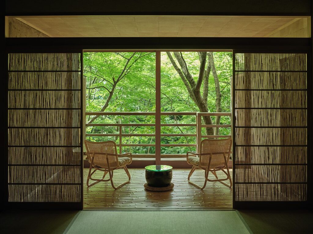べにや無何有の客室。窓の向こうに山庭の緑が広がる