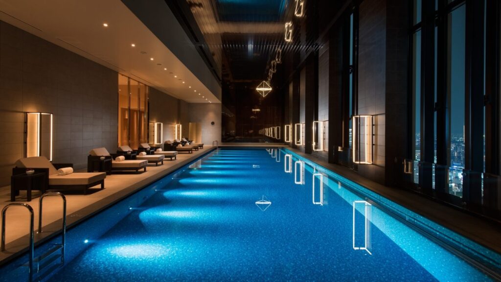 コンラッド大阪 38階の屋内温水プール