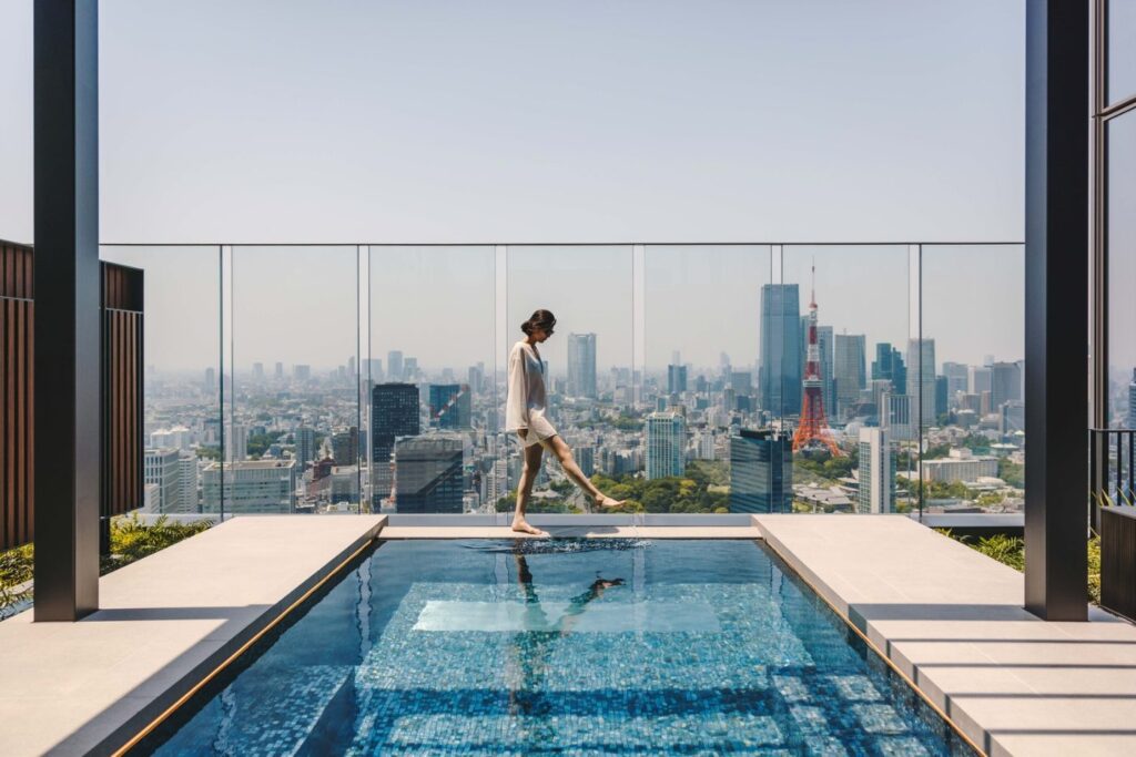 フェアモント東京の屋外プールとサンデッキ