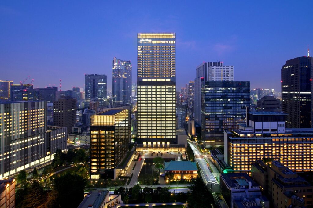 虎ノ門の夜景の中に建つオークラ東京の外観