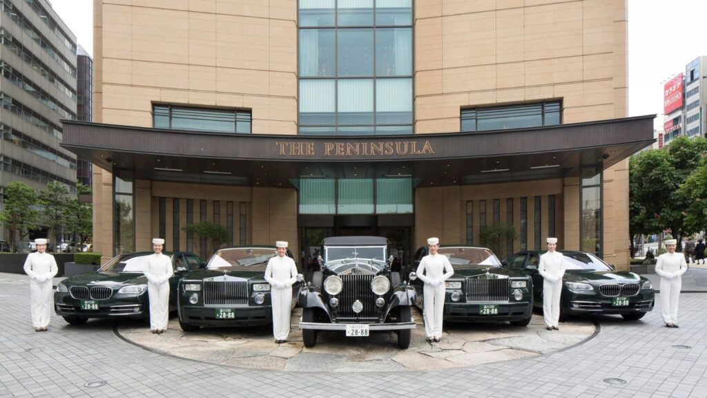 ザ・ペニンシュラ東京の正面玄関の車寄せに並ぶスタッフ