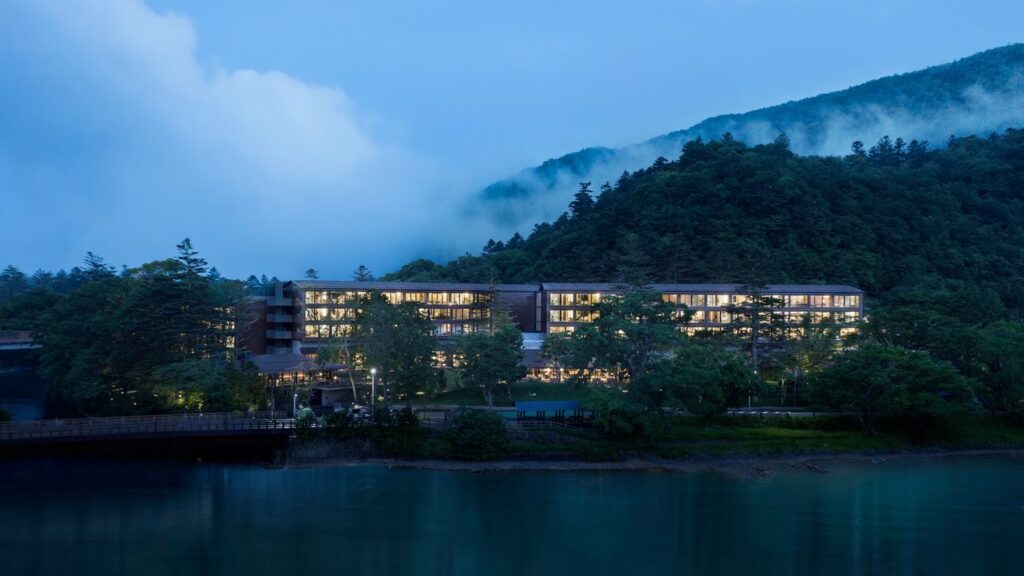 中禅寺湖の湖畔に建つザ・リッツ・カールトン日光の外観