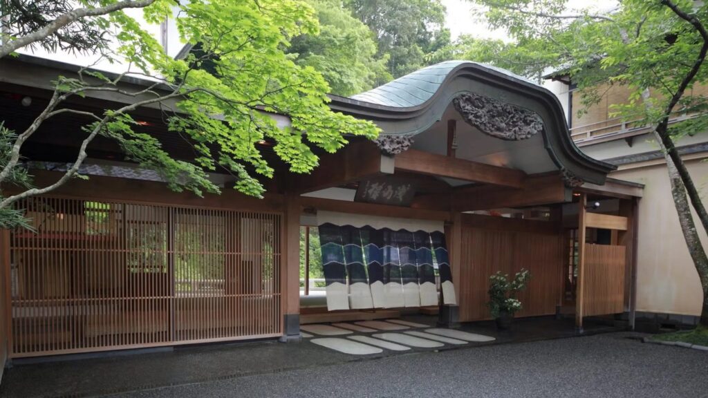緑に包まれたあさば(修善寺温泉)の玄関