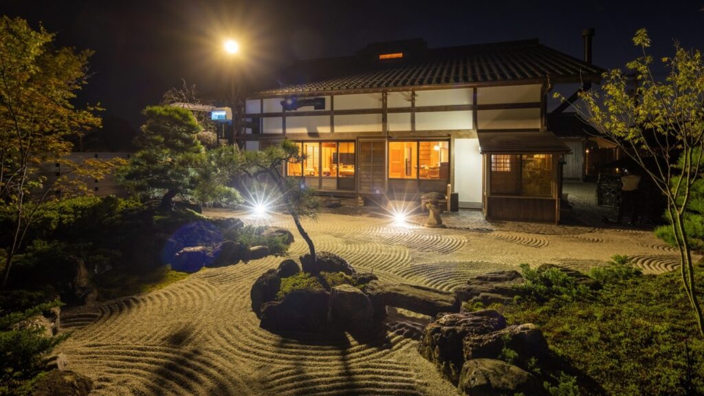 欅の宿 縁（信楽）の夜の外観と枯山水の庭