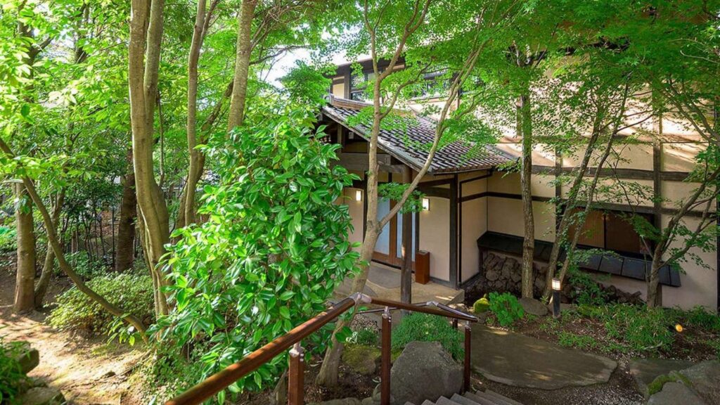 由布院温泉 東匠庵の玄関と緑