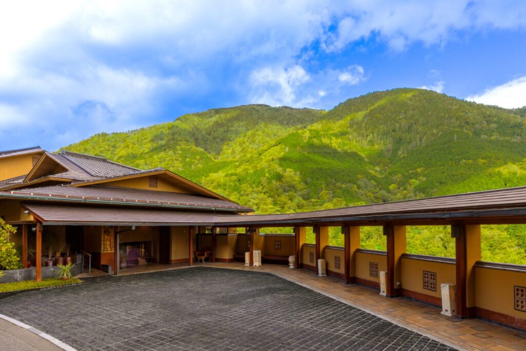 箱根吟遊(宮ノ下)の外観と箱根の山並み