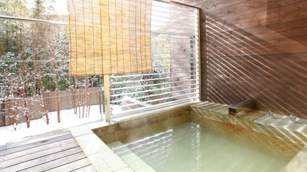 きたの風茶寮の白濁の湯をたたえた客室露天風呂
