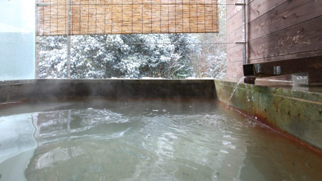きたの風茶寮の白いにごり湯の客室露天風呂