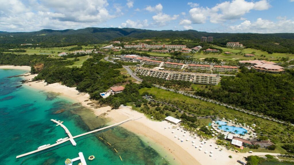 名護の海沿いに広がるカヌチャベイホテル&ヴィラズの全景