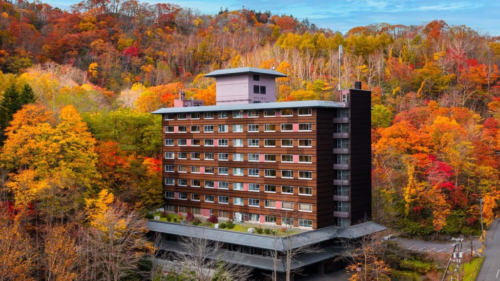 望楼NOGUCHI登別（登別温泉）の紅葉に囲まれた外観