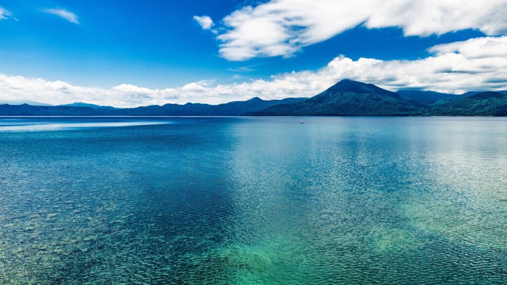 しこつ湖鶴雅別荘 碧の座（支笏湖温泉）の近くに広がる支笏湖と山並み