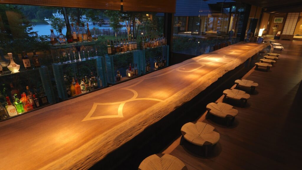 あかん鶴雅別荘 鄙の座の湖畔を見渡すバー「座・BAR」