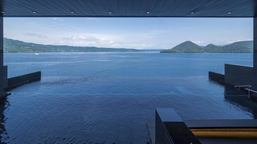 ザ・レイクスイート 湖の栖の洞爺湖に向いた露天風呂「湖上の湯」