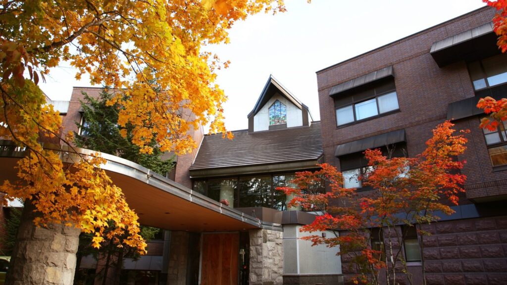 翠山亭倶楽部定山渓（定山渓温泉）の紅葉の外観