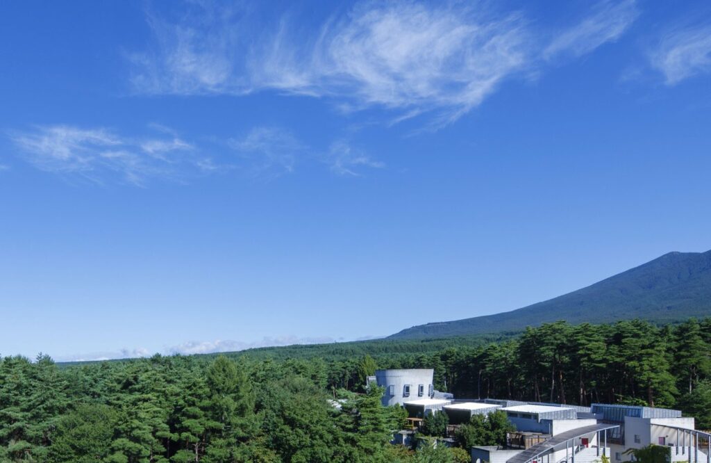 八ヶ岳のふもとに広がるリゾナーレ八ヶ岳の外観