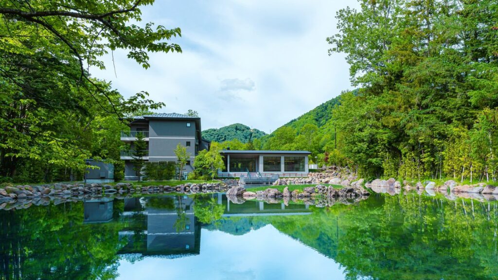 奥定山渓温泉 佳松御苑の外観と池泉