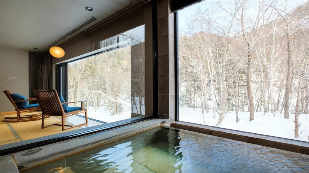 佳松御苑の雪景色を望む客室展望温泉