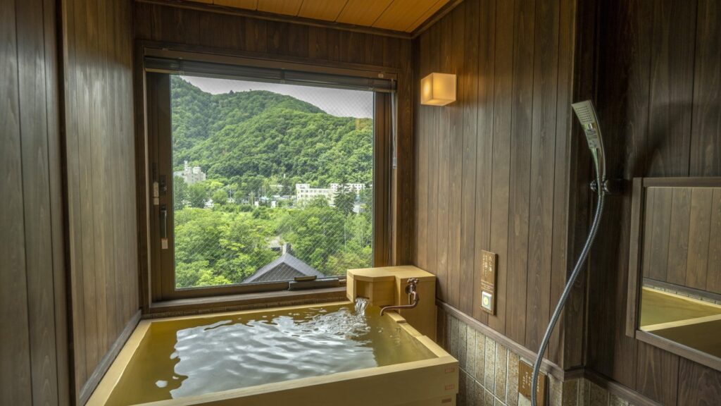 定山渓 ゆらく草庵の渓谷側の客室ヒバ風呂