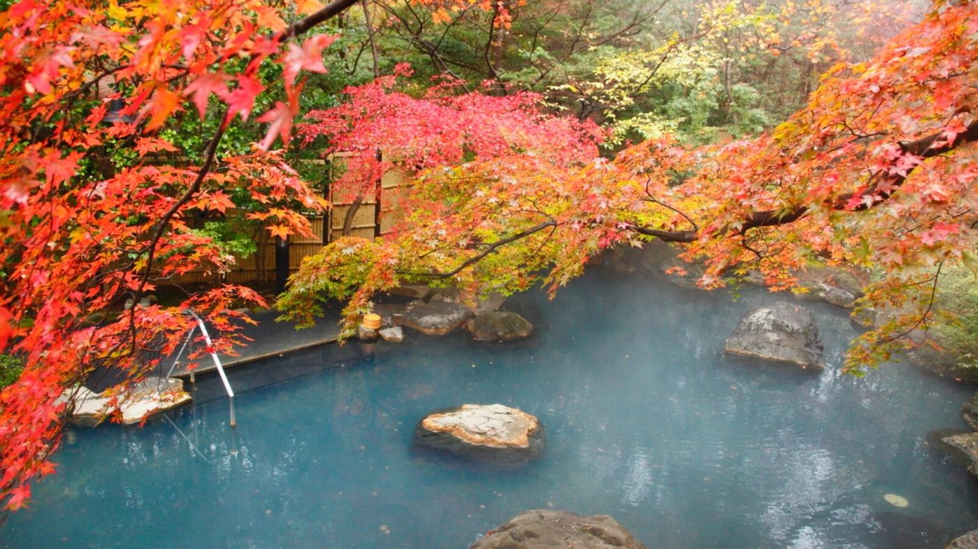 那須温泉 山楽の紅葉に包まれた大露天風呂(源泉かけ流し)