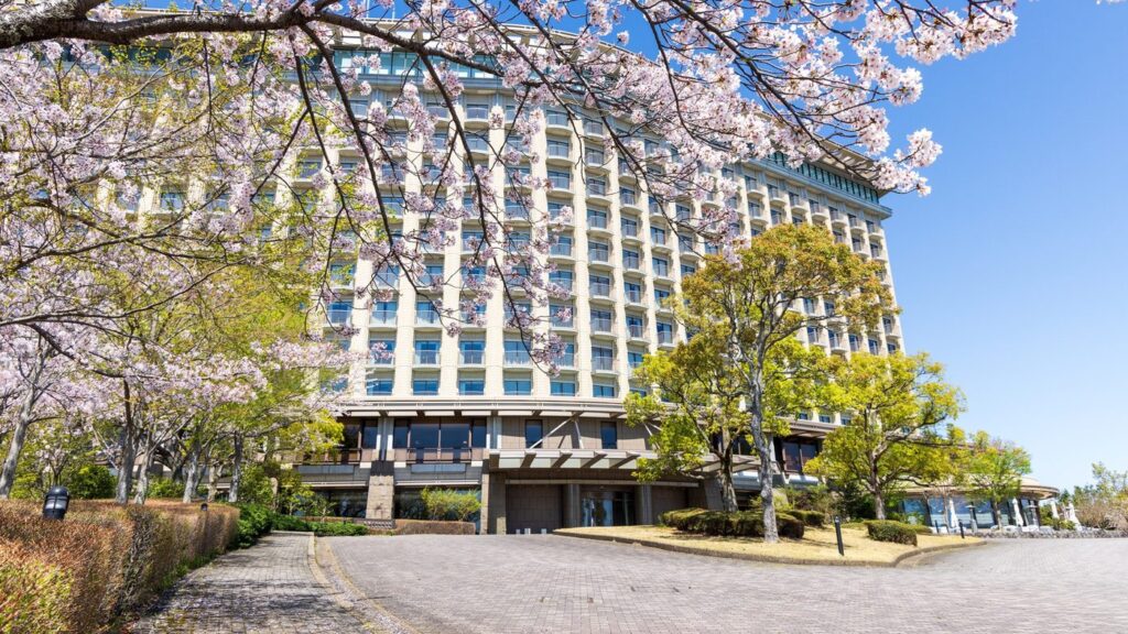 春の桜に囲まれたヒルトン小田原リゾート&スパの外観