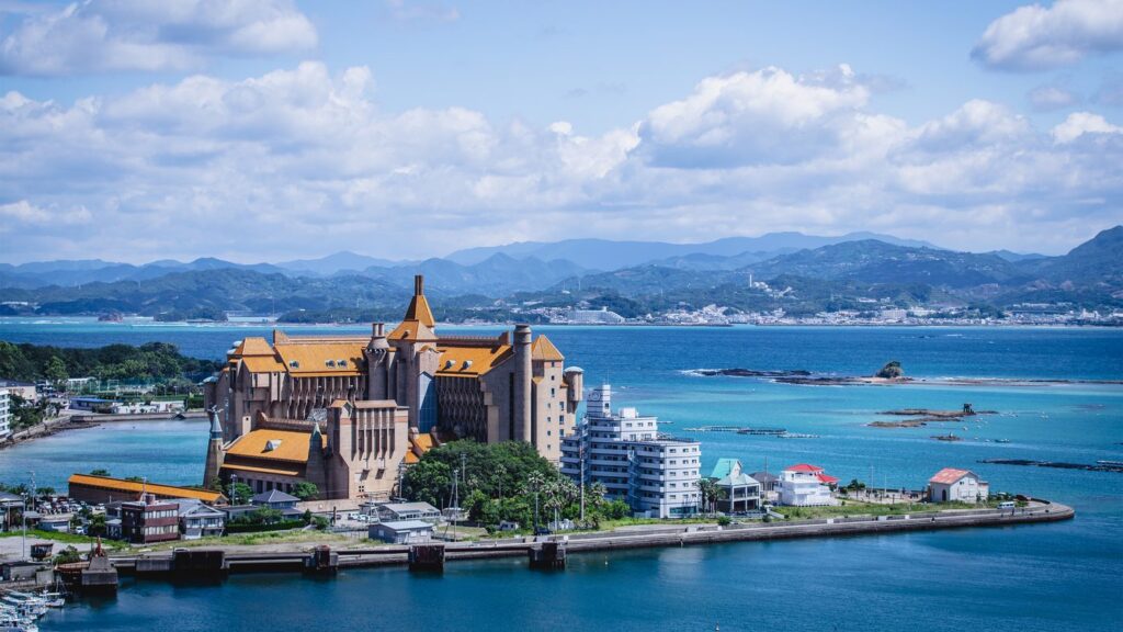 白浜の海辺に建つホテル川久の外観