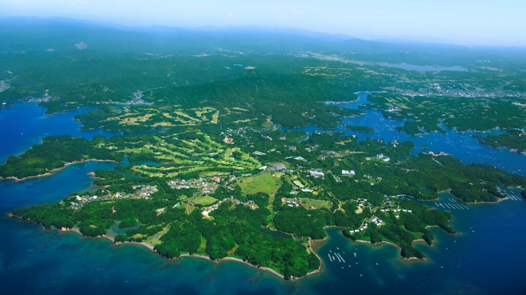 伊勢志摩の海に囲まれたNEMU RESORTの全景