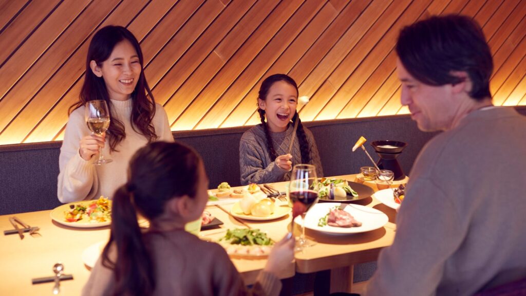 子どもと夕食を囲むリゾナーレ那須のビュッフェレストラン