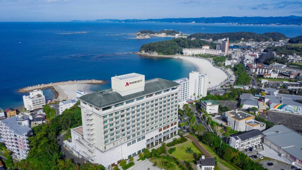 白良浜を見下ろす南紀白浜マリオットホテル