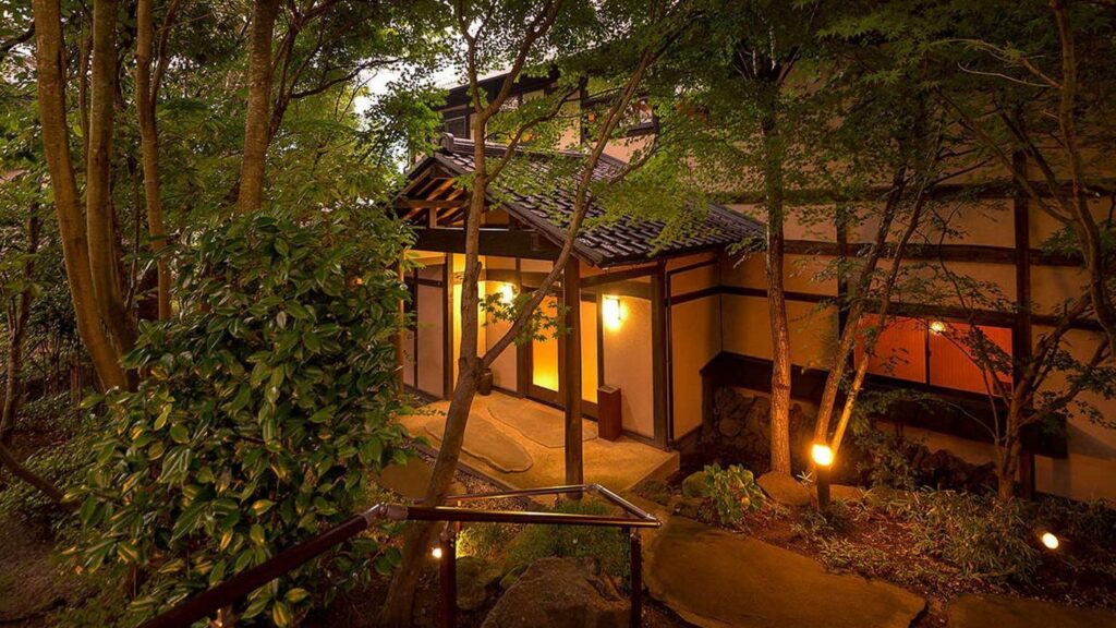 由布院温泉 東匠庵の玄関(夕方)