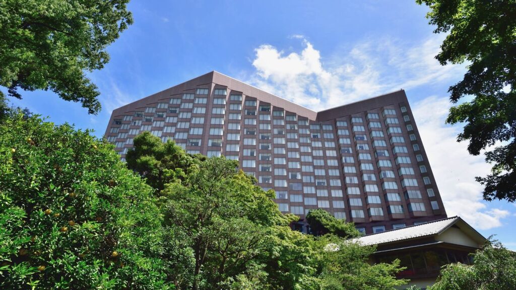 緑に囲まれたホテル椿山荘東京の外観