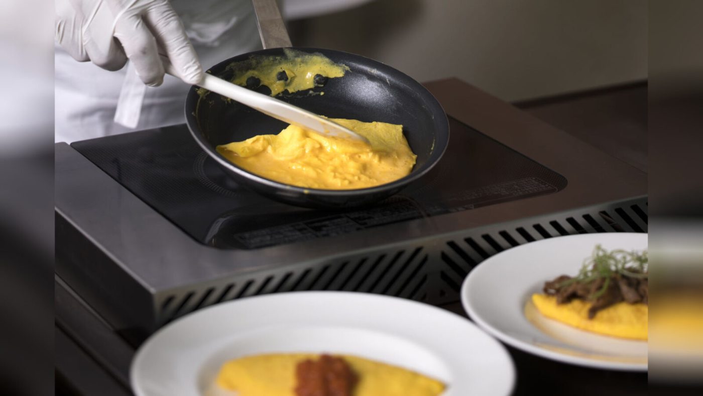 東京ステーションホテルのアトリウムで目の前で作る卵料理